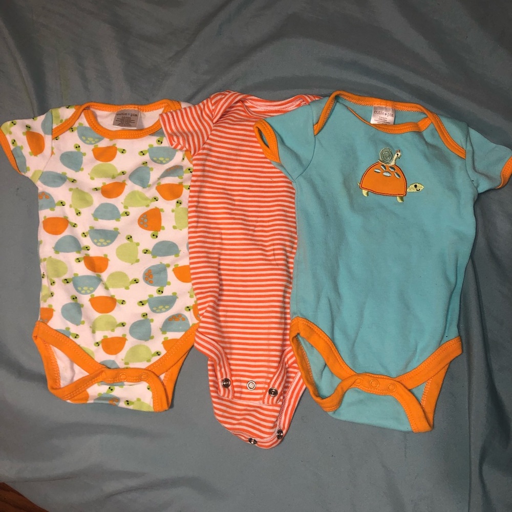 ⭐️4/$20 3 • 3-6 month onesies